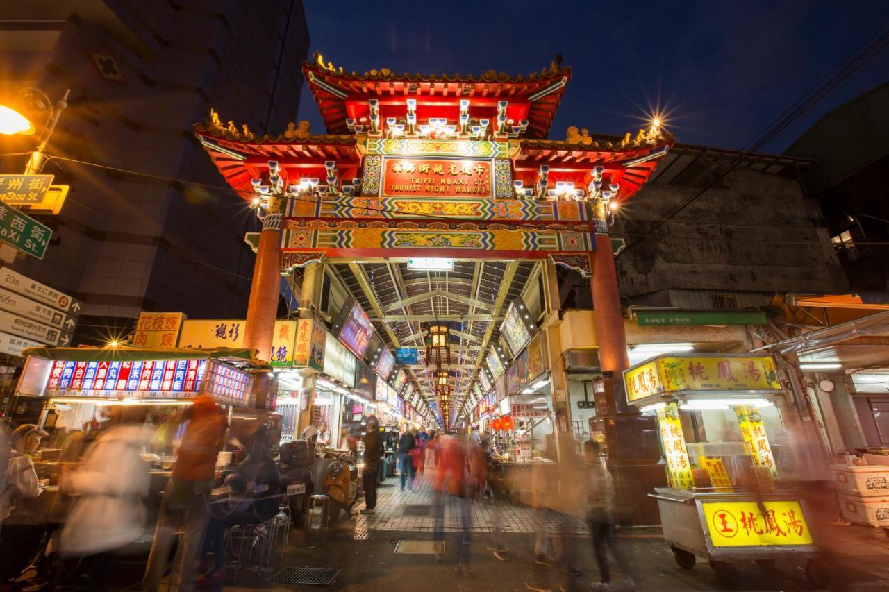 Wholesome Hotel Taipei Bagian luar foto