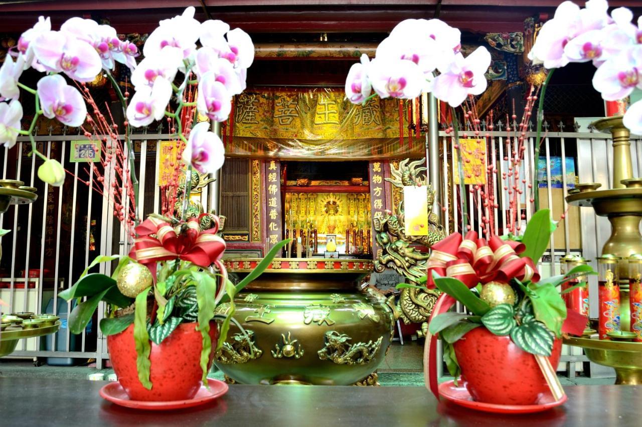 Wholesome Hotel Taipei Bagian luar foto