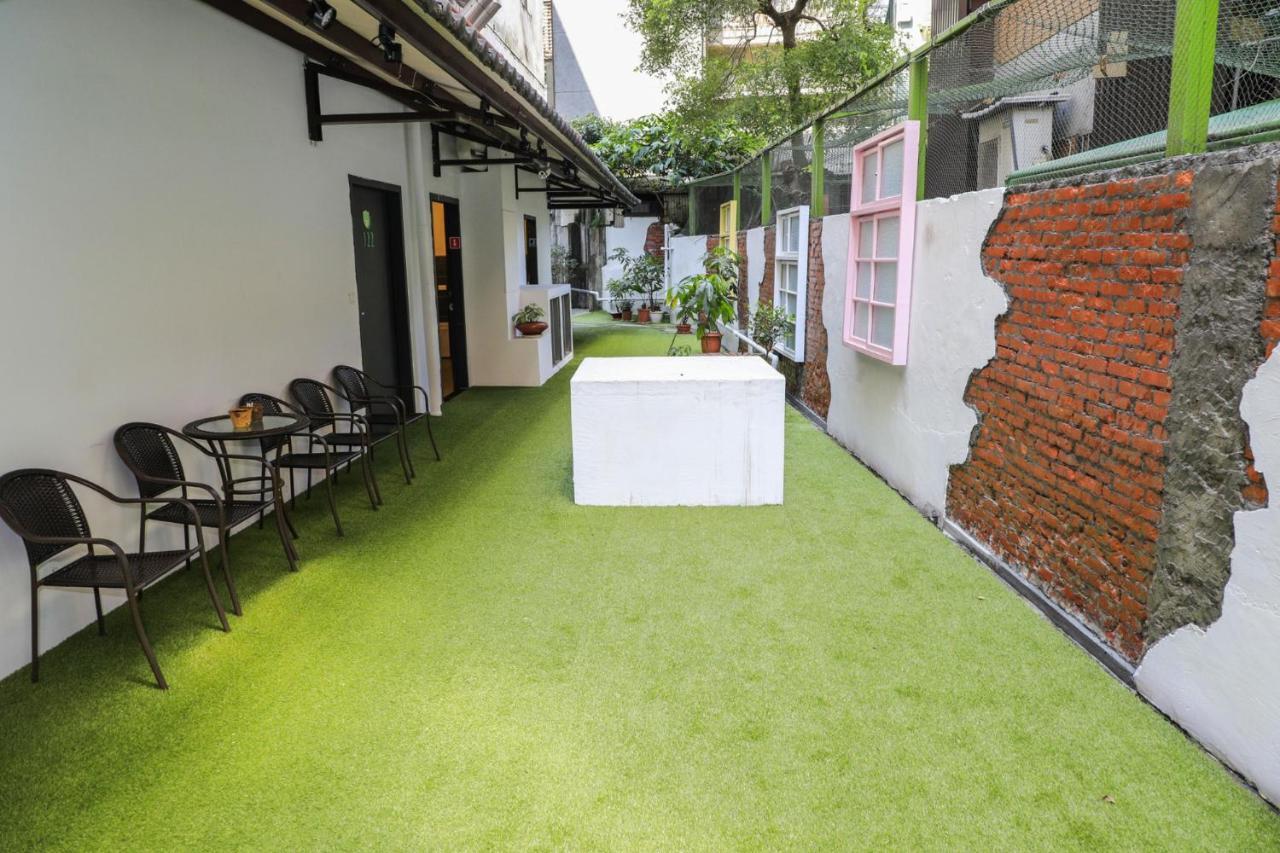 Wholesome Hotel Taipei Bagian luar foto