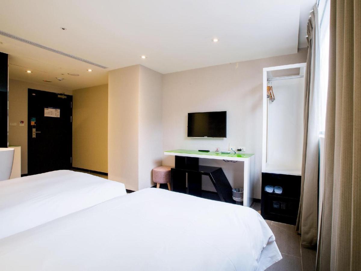 Wholesome Hotel Taipei Bagian luar foto