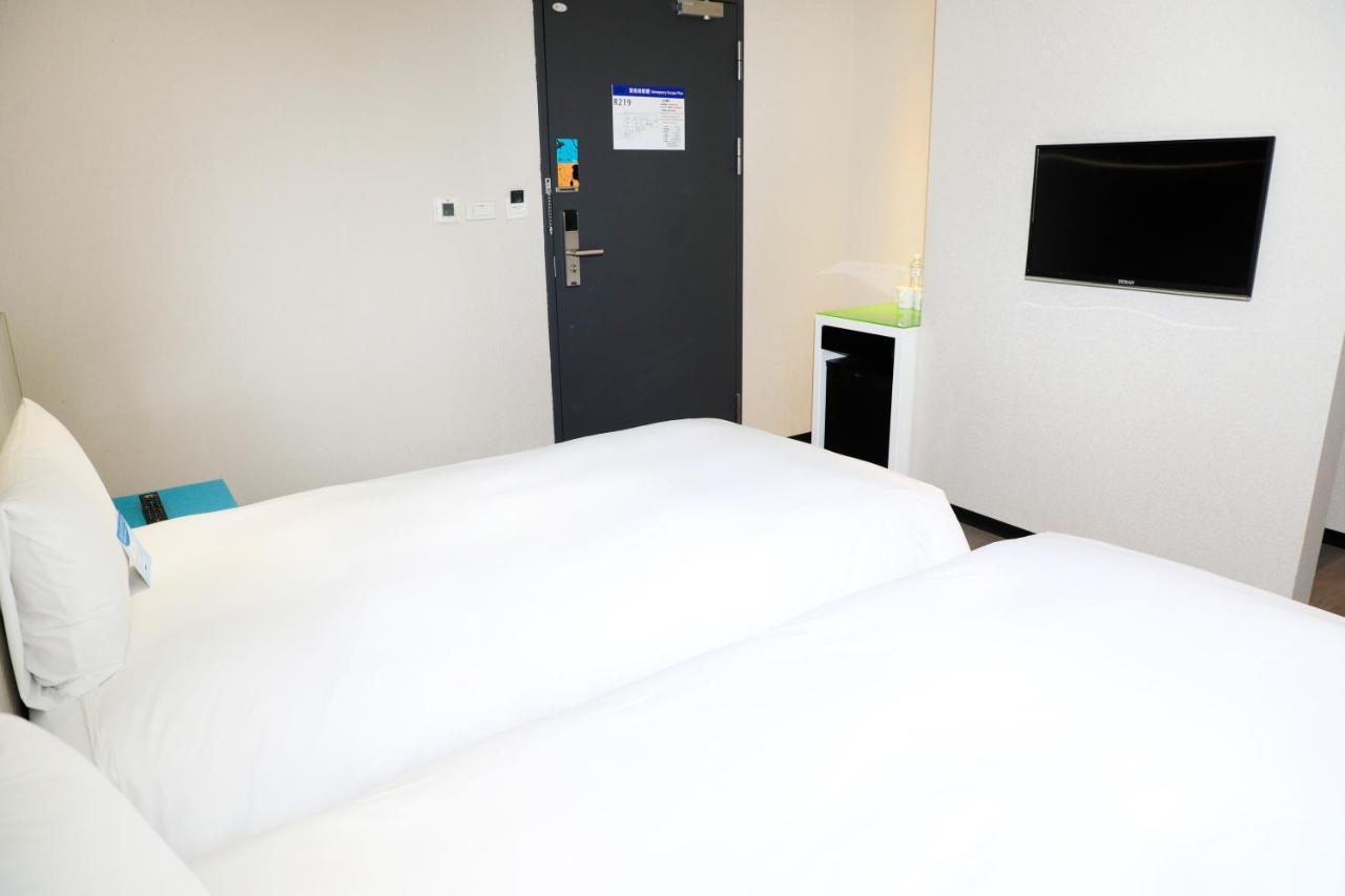 Wholesome Hotel Taipei Bagian luar foto