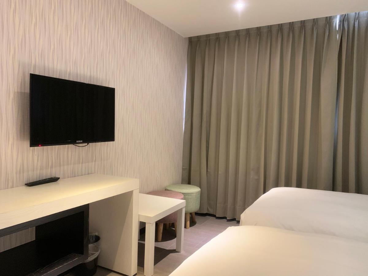 Wholesome Hotel Taipei Bagian luar foto