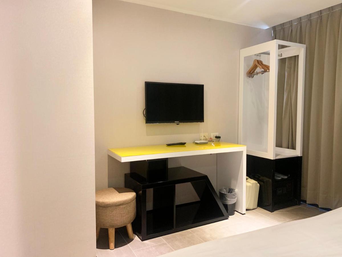 Wholesome Hotel Taipei Bagian luar foto