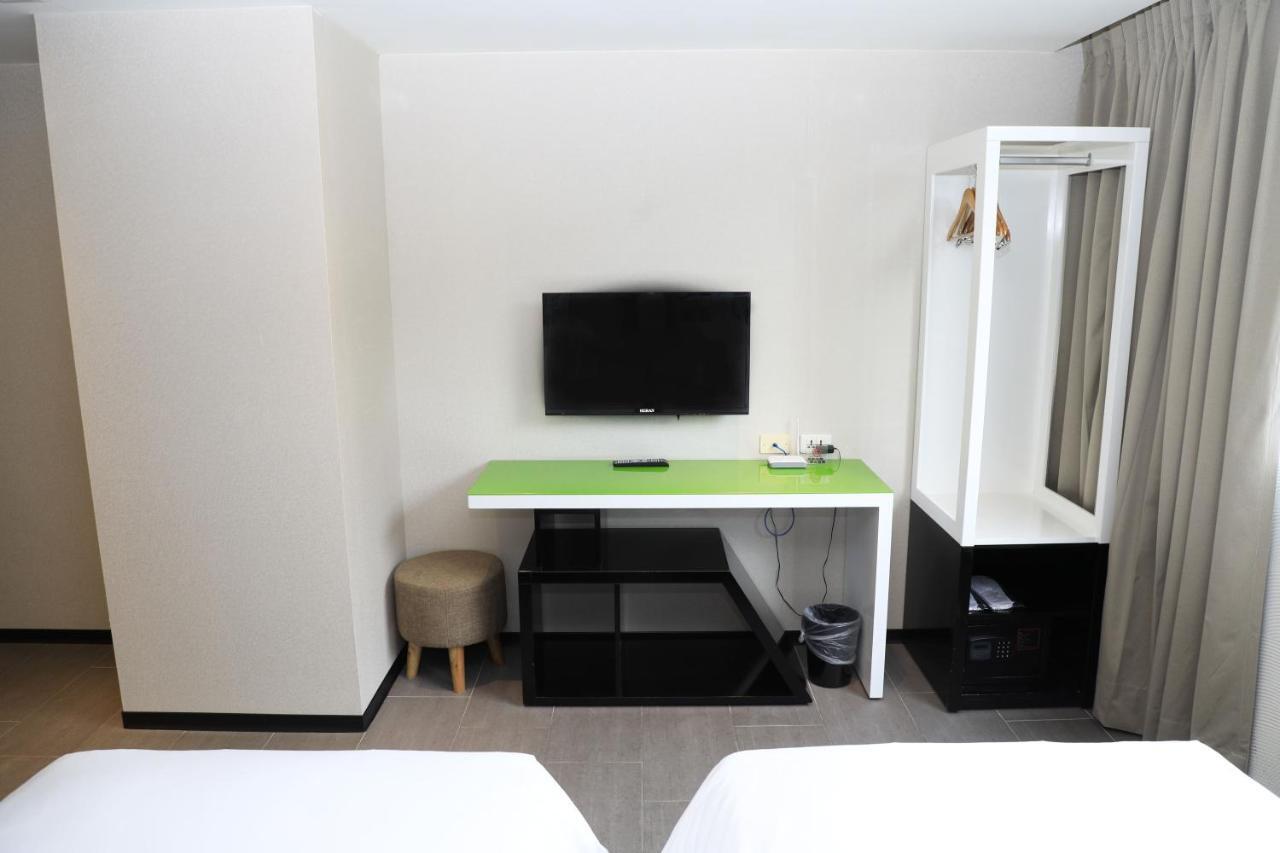 Wholesome Hotel Taipei Bagian luar foto