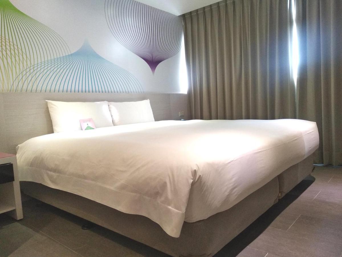 Wholesome Hotel Taipei Bagian luar foto